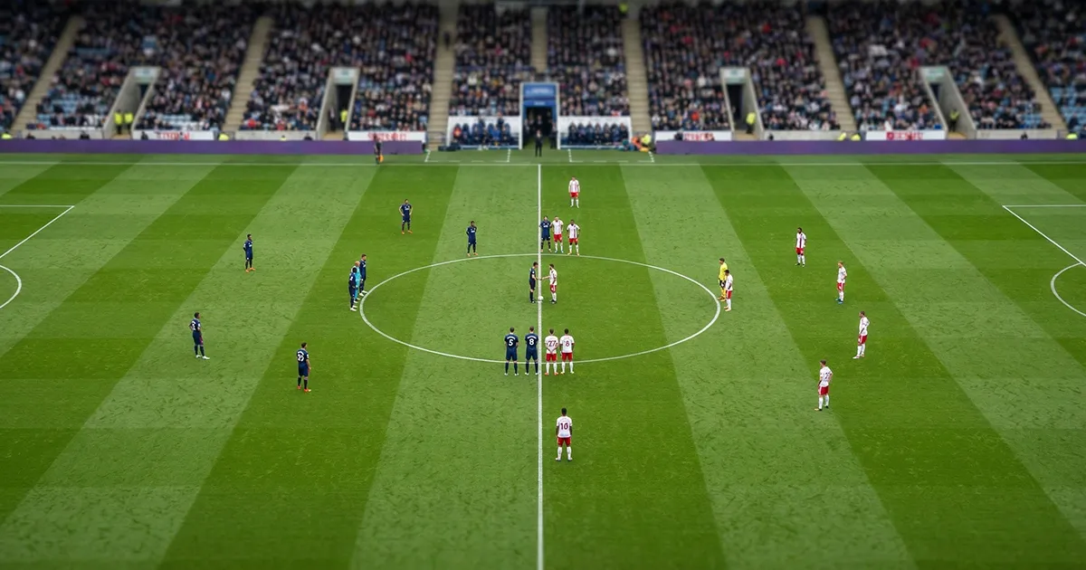 Vue aérienne d'un terrain de football avec joueurs pendant un match de Ligue 1