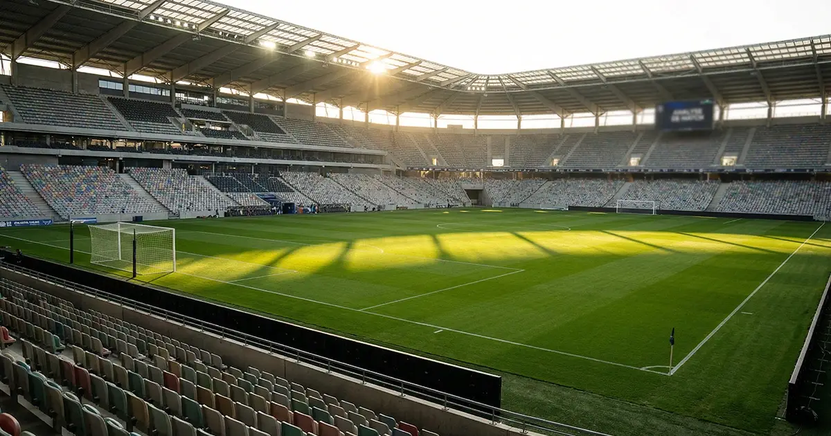 Analyse de match paris sportifs — terrain de football vu depuis les tribunes